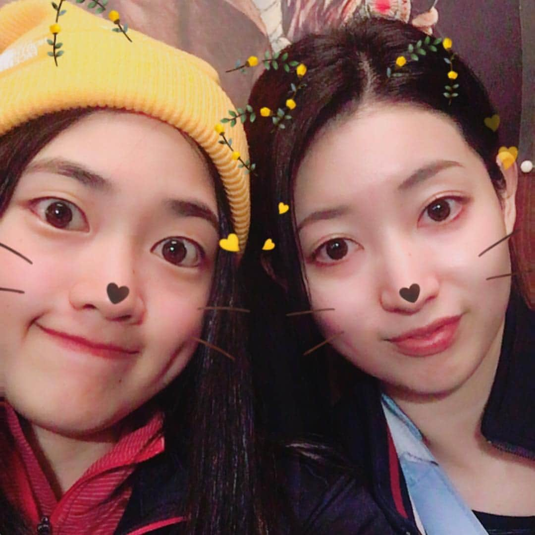 藤本那菜さんのインスタグラム写真 - (藤本那菜Instagram)「2018年の振り返り　〜日常編〜﻿ ﻿  今年は、部屋の模様替えをして、壁も天井も床も真っ白になりました。棚を作ったり、窓枠を塗ったり、DIYに挑戦し、心機一転な部屋が出来上がりました！！ベッドも新調したので、なかなか快適です。﻿ ﻿  術後１ヶ月は、基本的に２４時間のギブス固定だったので、右腕は使えなかったものの、左手で出来ることには挑戦していました。箸やペンの使い方も少し上達しました。中でもスクラッチアートは、ちょっと力作です。（最初の写真に載せました）﻿ ﻿  私が運転が出来ない期間は、妹が車を出してくれました。何だかんだで、兄弟(姉妹)がいるのは良いですね。外出した際に２人でセルフィーをしましたが、今時の写真は、耳やヒゲがついたり、目が大きくなったり、他にも機能が色々あってすごい事になります！﻿ ﻿  オフ日には、高校時代の友人に数年ぶりに会ったり、他にも様々な縁がありました。学生時代の友達が子供を産みママになって会うのは、何だか不思議な気分です。育児の話を聞いたり、子供をあやす姿を間近で見ると、母は偉大だ！と思うのと共に、無邪気な子供たちには終始癒されてばかりでした。﻿ ﻿  前々から気になっていたものの、中々行く機会がなかった札幌オータムフェストに初めて行きました。凄い賑わいで、夜は少し肌寒かったですが、道内の食を楽しめました。また機会があれば行きたいです！﻿ ﻿  食といえば、ヒラメのお刺身にはまりました！父が釣り好きで、釣ってきた魚で冷凍庫がいっぱいになる程なのですが、今年はヒラメが大量でした。﻿ 新鮮なヒラメは、お刺身がオススメです！！﻿ ﻿ 〜続く〜」12月31日 22時43分 - nanafujimoto33