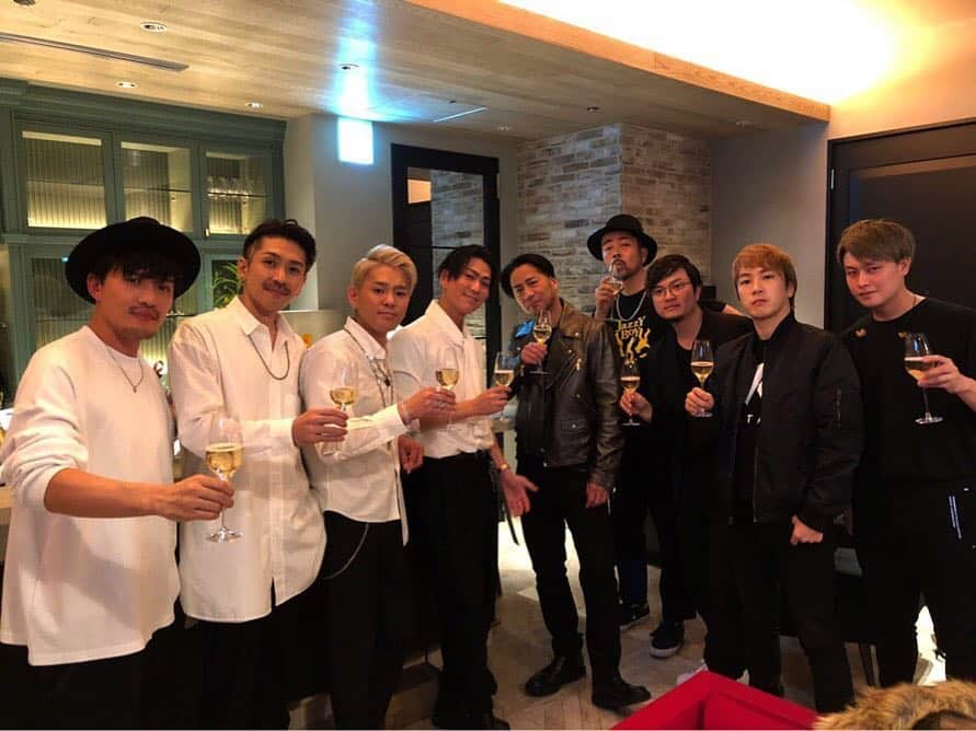 RYOのインスタグラム：「「DEEP OFFICIAL FANCLUB EVENT 2018 in HANEDA ～Thank you～」みなさんありがとうございました!! そしてHIROさんに来ていただきました🔥 HIROさんが着てるライダース、この後くれました、ヤバいす😭」