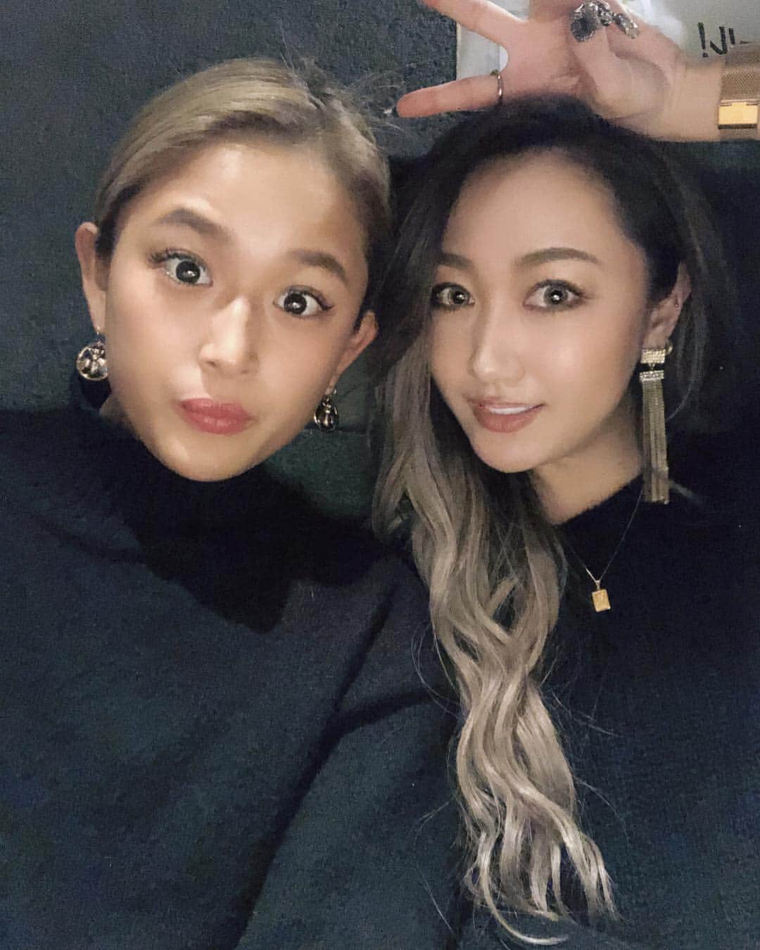のインスタグラム：「2018年もありがとう！ みぽちと関わってくれた全ての人にありがとう！！ 家族、友達、親友、ファンのみんな 心からありがとう❤️すきぴ🥰🥰🥰 今年ラストも親友なさとバカやってきます。 まだだけど2019年もよろしくねっ🌹 . #2018 #2019 #渋谷」