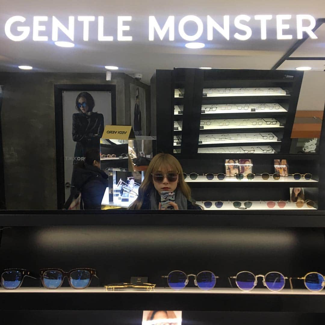 RINA（鈴木理菜）さんのインスタグラム写真 - (RINA（鈴木理菜）Instagram)「サングラスゲットした††† #gentlemonster #trip #korea #rinacamera #instagood」12月31日 23時04分 - urarina821