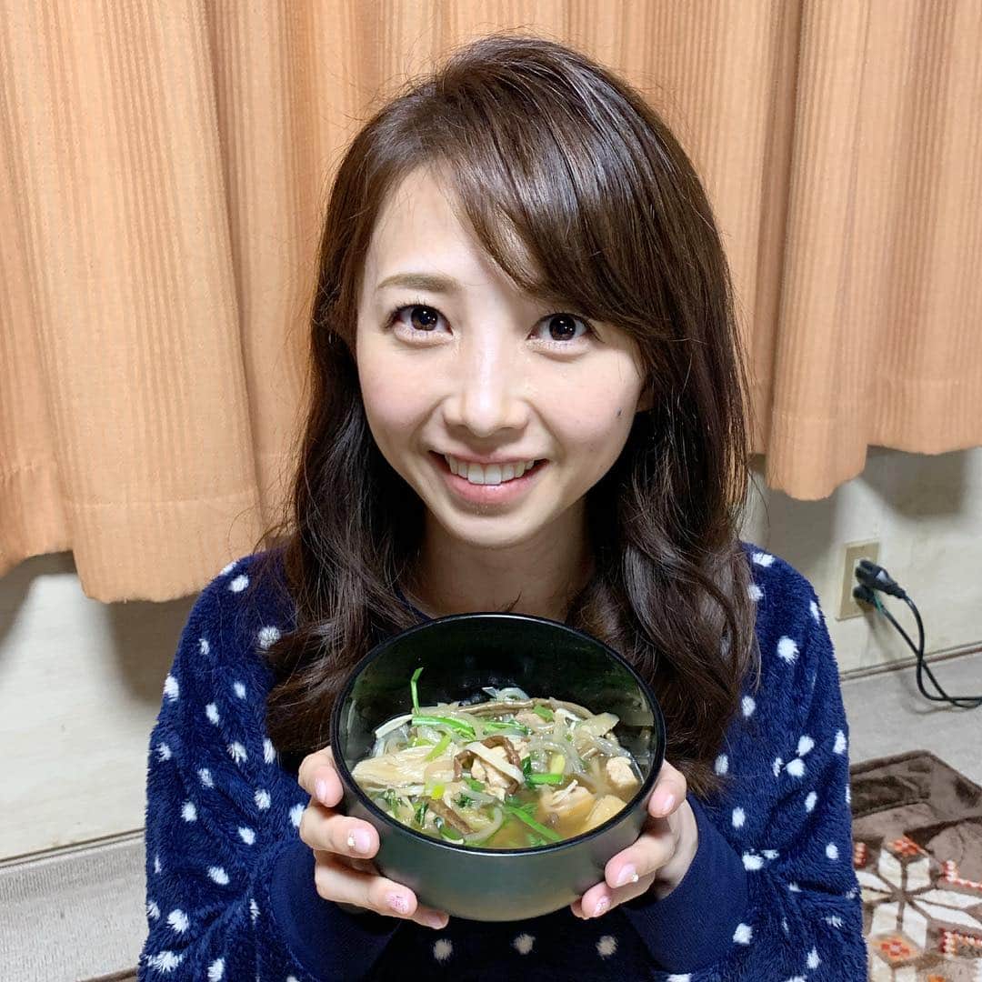 川口満里奈さんのインスタグラム写真 - (川口満里奈Instagram)「. . １年間、温かい応援を 本当にありがとうございました。 今年はとにかく、ひたすらに駆け抜けてきました。 振り返るにはあまりにがむしゃらすぎて、 よくわかりません！笑 とにかく無事に年末を迎えることができて ホッとしているというのが率直な気持ちです。 それもこれも、 変わらず温かいお声をかけてくださる 山形の皆さんや 番組スタッフの皆さん、 手前味噌ですが事務所スタッフ、 家族、そして友人たちのおかげです。 山形を離れたことを含め、 選ばなかった道に思いを馳せて 胸がきゅっとなることもありますが、 後悔はありません。. . 来年の目標などはまた改めて投稿しようと思います💓 だんだん酔っ払ってきましたので、 毎年恒例の、 ジャニーズカウントダウンで 歌って踊って楽しく年を越そうと思います！ 生活感溢れる雑煮片手の写真で2018年のインスタ納め🎍 皆さま、どうぞ良いお年をお迎えください！. . . . #happynewyear #よいお年を」12月31日 23時00分 - mqrinqkqwqguchi