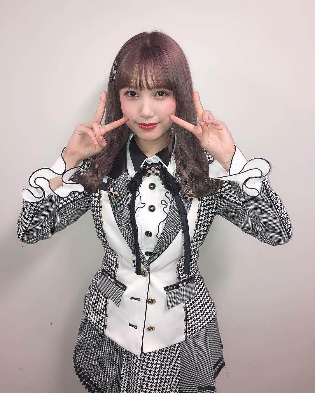 加藤玲奈のインスタグラム：「2018年は色んな経験をさせて頂きました。 成人式から始まり、初舞台、雑誌のお仕事、写真集、劇団れなっち、バスツアー、、、 本当に楽しいこと、嬉しいことがたくさんありました。 でも悔しかったり、自分が情けなくなったり、冷静に先のことを考えられず前に進めない自分に焦ったり、答えが出ず悩むことも多かった1年でした。 でもどんな時でも、ファンの皆さんが味方でいてくれて、 皆さんの言葉に何度も助けて頂きました。  2019年はファンの皆さんへの恩返しはもちろんですが、これからも応援して頂けるような人になるために、目の前の出来ることから一生懸命取り組みたいと思います。  沢山の皆さんに笑顔をお届けできるよう私なりに出来ることをやっていきたいと思います。  2019年はもっともっと笑顔が沢山な年になりますように☺️❤️」