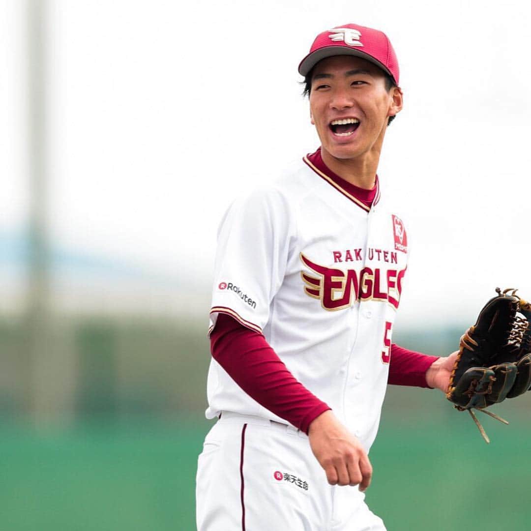 八百板卓丸のインスタグラム：「もうすぐ今年も終わりですね。 本当にあっという間でした、、、 皆さんはどんな一年になりましたか？？ 応援してくださった皆様、本当にありがとうございました。 来年こそ一軍で活躍出来るよう頑張りますので、応援のほどよろしくお願いします。  #2018 #カウントダウン #あと1時間 #2019 #よろしくお願いします🙇」