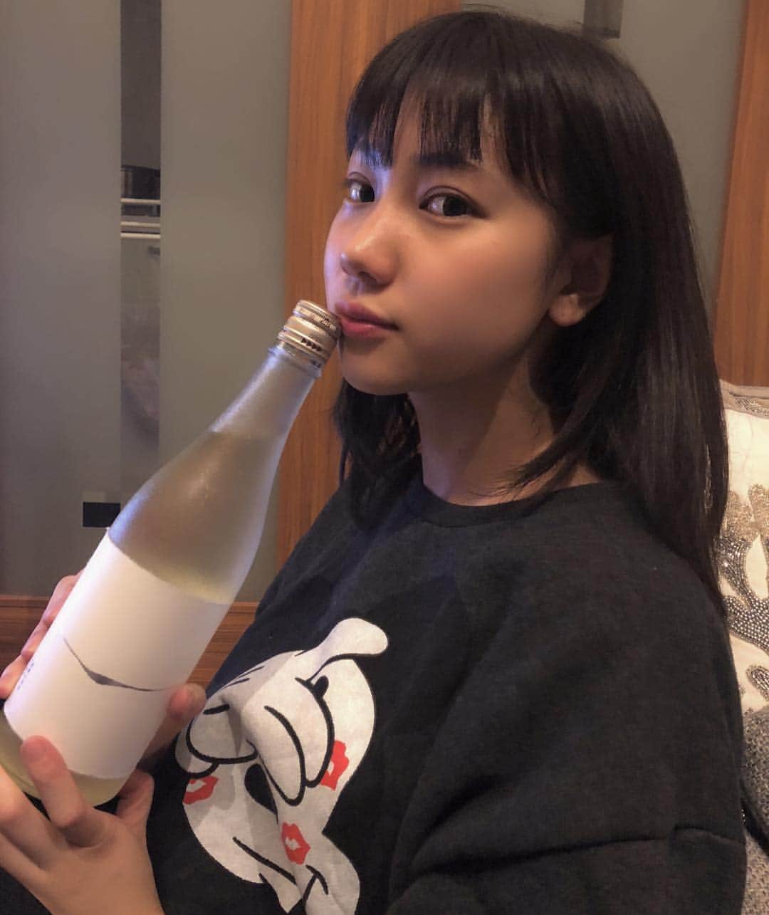 高野祐衣さんのインスタグラム写真 - (高野祐衣Instagram)「2018年最後はこちら🍶 .  新潟県 麒麟山 「玉雫」大吟醸 原酒 フルーティーでおどろき！！ 梨みたいはさわやかさで 冷やしてグラスで飲みたくなるかんじ！ ついたくさん飲んじゃうやつ♡（笑） .  みなさま、 2018年ありがとうございました！ 新しくグループにも加入し、 今月26日にデビューしました！ 2019年はグループとしても、個人としても もっと飛躍出来るように頑張ります！ .  #日本酒 #日本酒女子  #新潟 #麒麟山 #原酒 #2018 #大晦日 #ありがとう」12月31日 23時33分 - yuipooon12_06