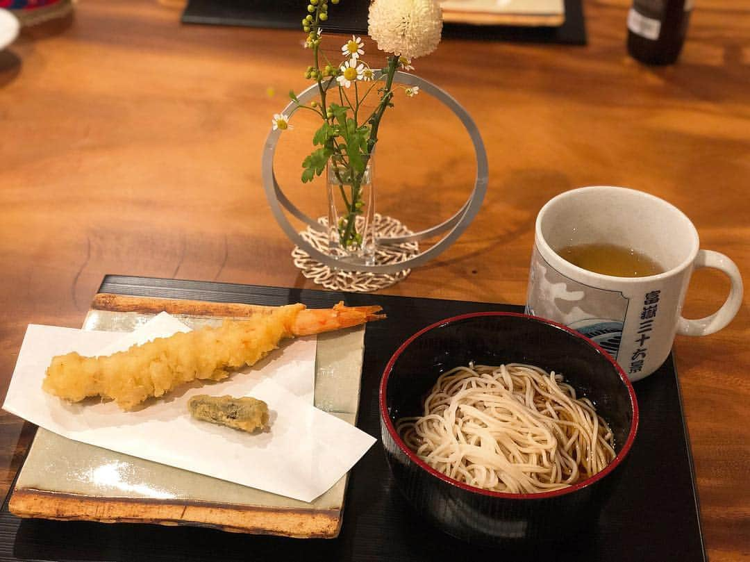 藤本恵理子さんのインスタグラム写真 - (藤本恵理子Instagram)「Ready for 2019? Having a toshi Koshi soba at home:) 毎日走り回った2018。年末は久しぶりにゆっくりできました。 大掃除もギリギリ終えて家で年越し蕎麦。 今年もありがとうございました。 よいお年をお迎えください😊 #newyearseve #soba #2019 #happynewyear #cooking #food #foodstagram #noodle #japanesefood #蕎麦 #年越しそば #年越し #料理 #年越し蕎麦 #erikoskitchen #テーブルコーディネート #和食 #夜ご飯  #정월대보름 #새해 #새해복많이받으세요 #요리 #요리스타그램」12月31日 23時39分 - eriko_fujimoto_0802