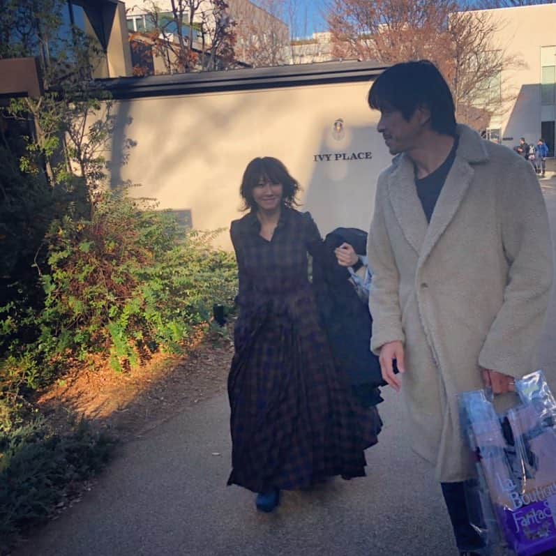 風間ゆみえのインスタグラム：「事務所の大掃除も終えた翌朝、 @la_boutique_fantasque で贈りものの準備をしてランチ。 一歩一歩踏み出すのが楽しいボリュームたっぷりのドレスで‼︎ @palejute #yumie_k_style」