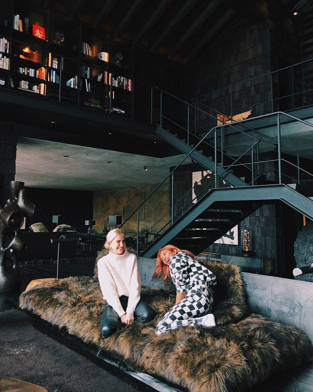 ローラさんのインスタグラム写真 - (ローラInstagram)「Chilling at the beautiful house of my friend Remo before the countdown with @carodaur♥️One day, I want to be able to invite a lot of friends over and have a great time like this ☺️☃️ #dreamhouse 日本はもうすぐカウントダウンだ❗️どきどきどきどき😍😍😍」12月31日 23時57分 - rolaofficial