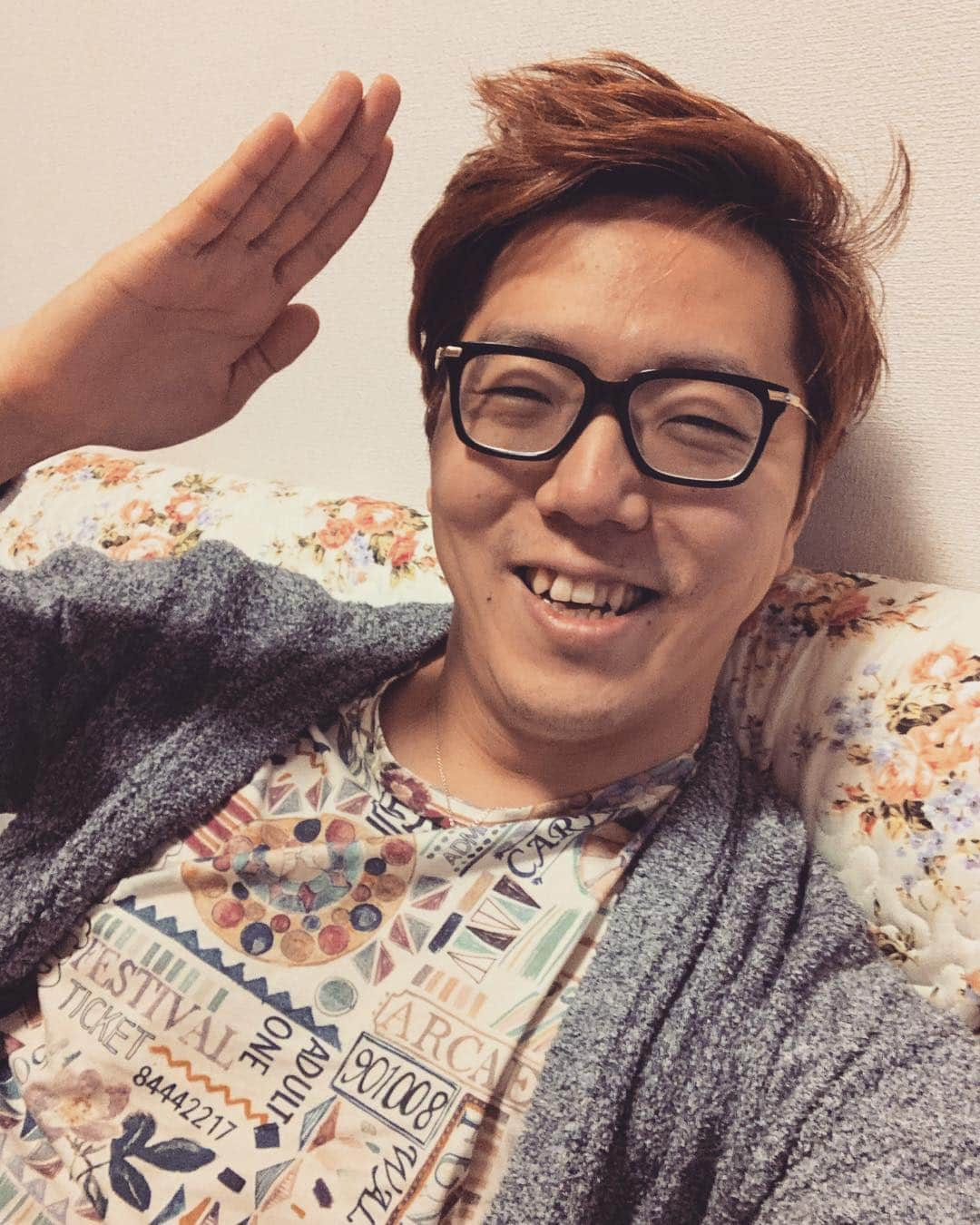 HIKAKINさんのインスタグラム写真 - (HIKAKINInstagram)「‪明けましておめでとうございます！🎉‬ ‪2019年も、YouTuberヒカキン、インスタも頑張りますのでよろしくお願いします！😎✨ ‪#あけおめ‬ ‪#ことよろ‬ ‪#ハッピーニューイヤー‬」1月1日 0時00分 - hikakin