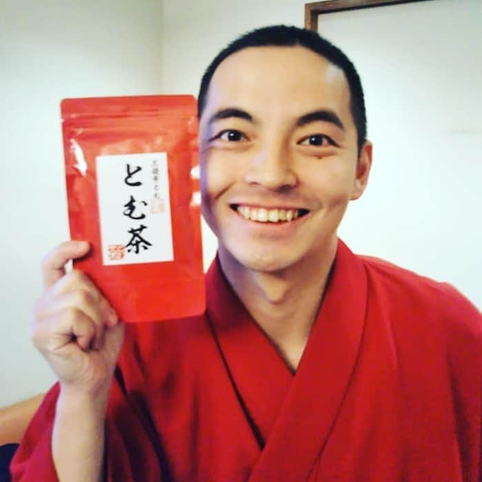 三遊亭とむさんのインスタグラム写真 - (三遊亭とむInstagram)「明けましておめでとうございます！ 昨日は沢山のお祝いメールありがとうございました！ とむ茶に負けないように自分自身も頑張ります。 本年もよろしくお願い致します！  #落語 #三遊亭とむ #とむ茶 #年男」1月1日 0時03分 - tomusuetaka