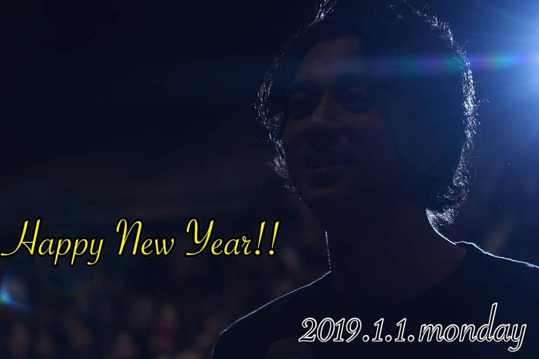 三浦翔平さん大好きのインスタグラム：「🎍あけましておめでとうございます🎍 旧年中は、たくさんのいいねやコメント、ありがとうございました😊 後半、私情によりラジオの投稿ができなくなり、楽しみにしてくださっていた方、すみませんでした。 昨年は、翔平さんの誕生日当日に写真集のお渡し会があったり、翔平さんが桐谷美玲さんとご結婚されたりと、みうらーにとって嬉しいことが盛りだくさんでしたね💕 本年も投稿頻度は少なくなってしまうと思いますが、決して翔平さんへの気持ちが落ち着いたわけではありません。 なのね、気まぐれ投稿にお付き合いください。 三浦夫婦は今頃、モルディブでハネムーンを満喫中でしょうか💭 #三浦翔平#翔平さん#桐谷美玲#平成最後の年越し#平成#2018#2019#happynewyear#あけましておめでとうございます#イノシシ#猪#🐗#モルディブ#Maldives#ハネムーン#新婚旅行」
