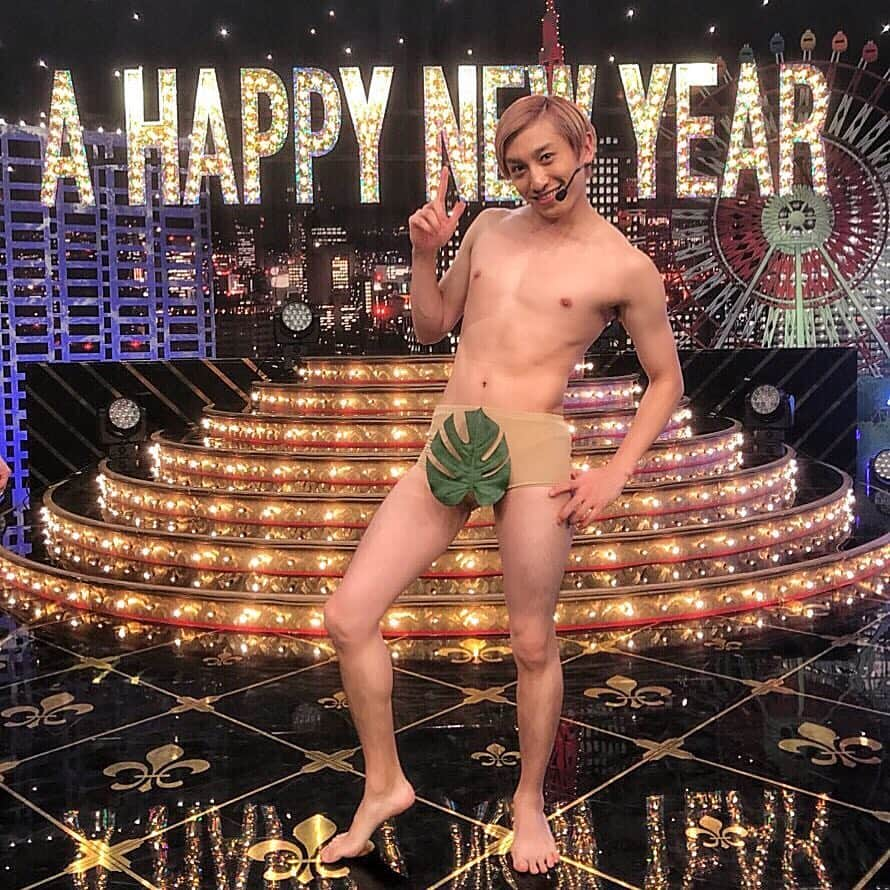 兼近大樹さんのインスタグラム写真 - (兼近大樹Instagram)「あけおめ。  #happynewyear  #ネタパレ #葉っぱ隊 #今年も最高の一年 #皆がいるから俺がいる #俺がいるから皆がいる #そんな日々にしたいから #今年もおふざけふぃーばーします #さぁ走り出そうか #あ、、、 #一旦服着ますわ」1月1日 0時30分 - kanechikadaiki