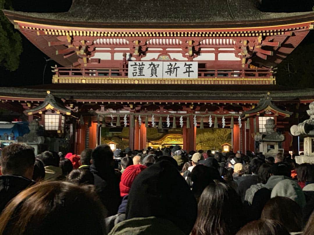 古賀優大のインスタグラム：「あけましておめでとうございます！ 今年は飛躍の年となるように頑張ります！ 今年も変わらぬご声援よろしくお願いします！  #2019#新年 #飛躍の年 #57  #東京ヤクルト  #スワローズ #1月1日  #太宰府天満宮」