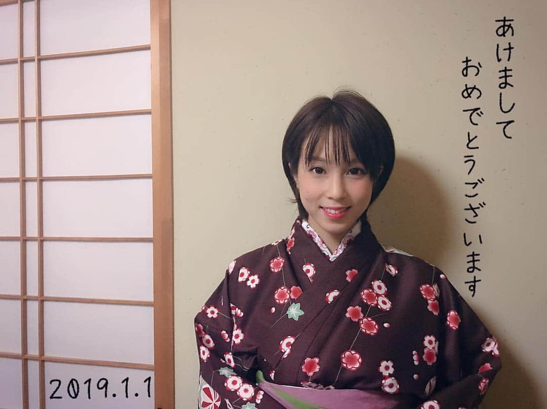 犬童美乃梨さんのインスタグラム写真 - (犬童美乃梨Instagram)「あけまして おめでとうございます🎍 今年もまっすぐ突き進みます。 今年もよろしくお願いします☺️ . . #新年 #2019年 #あけましておめでとうございます  #お正月 #着物 #日本 #japanesegirl  #happynewyear」1月1日 1時24分 - minudo