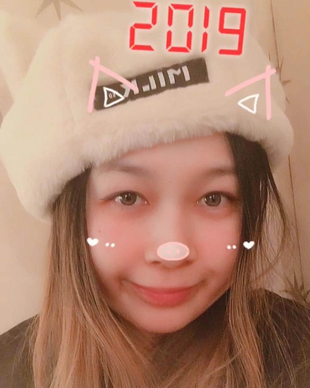 川瀬智子のインスタグラム：「A HAPPY NEW YEAR♥️ 2019だね🥤🙆‍♀️🎍 明けましておめでとうございます！ 今年も宜しくお願い致します。  モフモフ帽子がちょうどおもちみたい。。。🎌🎍」