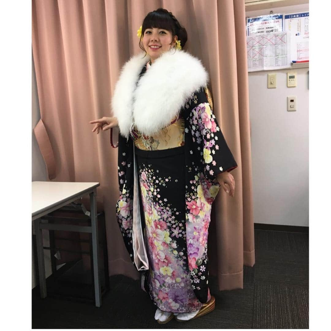 前田まみさんのインスタグラム写真 - (前田まみInstagram)「あけましておめでとうございます🐗✨ 昨年中はお世話になりありがとうございました🐶✨ 本年も吉本新喜劇 前田まみをよろしくお願い致します😃 写真は2018年お正月公演の振袖衣装の際にポージングに悩んだ末、「成人式 着物 」で検索し撮影に挑んだ写真😂 こんな感じでしょ♪完璧や🥰💮 というわけで2019年皆様にとって笑顔溢れる年でありますように。 今年で吉本新喜劇は60周年です。 少しでも笑顔のプラスになれる存在になれるよう頑張ります😊🌈 皆さんのつらいこと悲しいことが新喜劇で1パーセントでも楽になってもらえますように。 だからこそ喜劇をやりたい！と思っています。 2019年も楽しんでもらえますように🙆‍♀️✨ #吉本新喜劇 #よしもと新喜劇 #新喜劇 #前田まみ」1月1日 1時52分 - koromami24