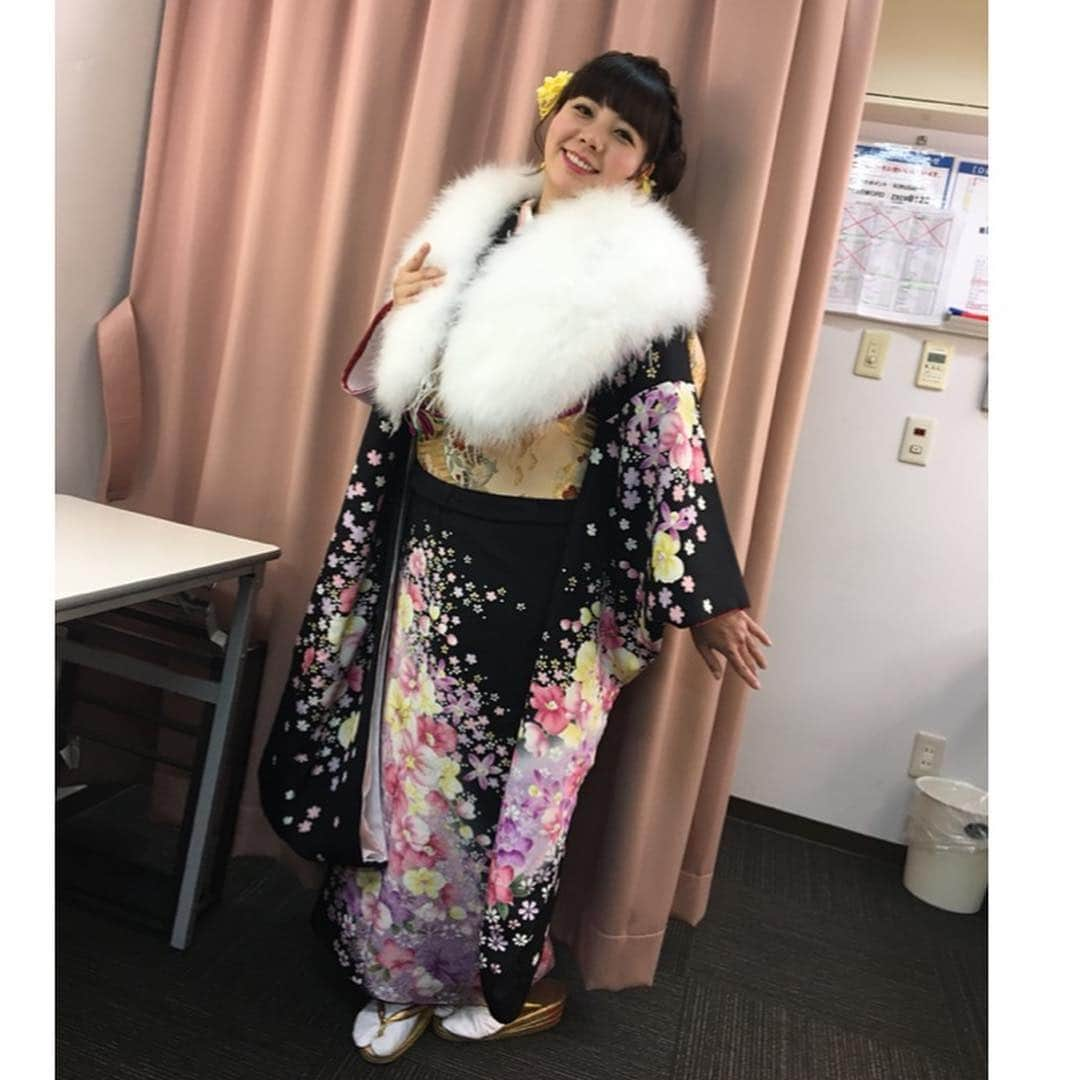 前田まみさんのインスタグラム写真 - (前田まみInstagram)「あけましておめでとうございます🐗✨ 昨年中はお世話になりありがとうございました🐶✨ 本年も吉本新喜劇 前田まみをよろしくお願い致します😃 写真は2018年お正月公演の振袖衣装の際にポージングに悩んだ末、「成人式 着物 」で検索し撮影に挑んだ写真😂 こんな感じでしょ♪完璧や🥰💮 というわけで2019年皆様にとって笑顔溢れる年でありますように。 今年で吉本新喜劇は60周年です。 少しでも笑顔のプラスになれる存在になれるよう頑張ります😊🌈 皆さんのつらいこと悲しいことが新喜劇で1パーセントでも楽になってもらえますように。 だからこそ喜劇をやりたい！と思っています。 2019年も楽しんでもらえますように🙆‍♀️✨ #吉本新喜劇 #よしもと新喜劇 #新喜劇 #前田まみ」1月1日 1時52分 - koromami24