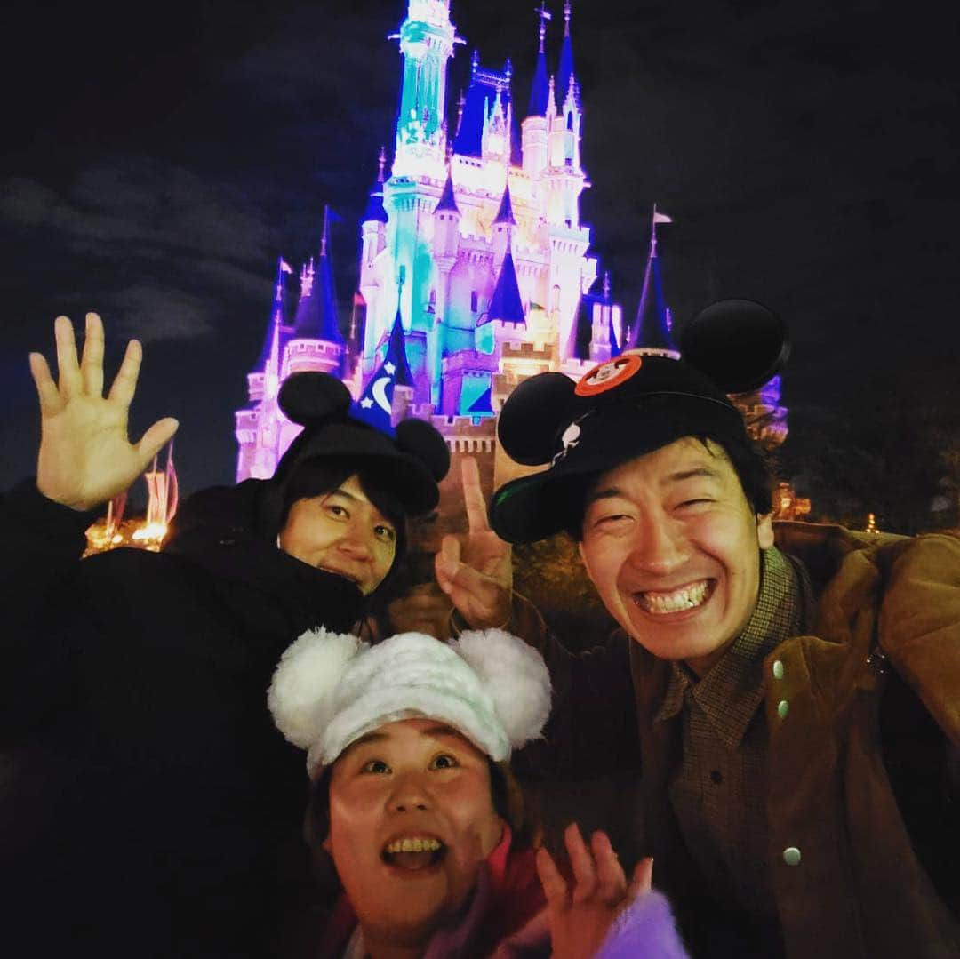 高道さんのインスタグラム写真 - (高道Instagram)「HAPPYNEWYEAR🎉🎉🎉 ・ ・ ・ #NewYear #2019年 #年明け #in #ディズニーランド #コカドケンタロウ さん #どんぐりパワーズアイコ #ウラシマンタロウ #みんなのたかみち ・ ・ ・ #ハッピーニューイヤーマン #今年もよろしくお願いします😄 #みなさんと素敵な1年にしたいです😆」1月1日 2時09分 - minnanotakamichi