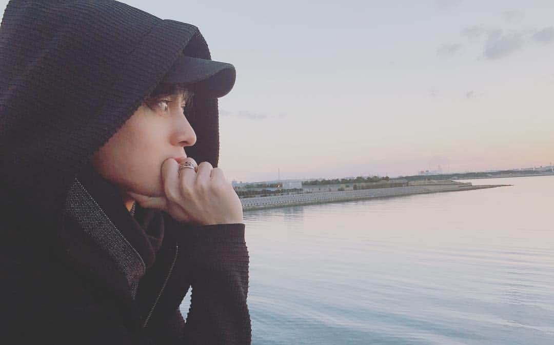菊池修司のインスタグラム：「新年あけましておめでとうございます！！👼🏻 2019年も宜しくお願いします(^^) 初日の出を見届ける僕。」