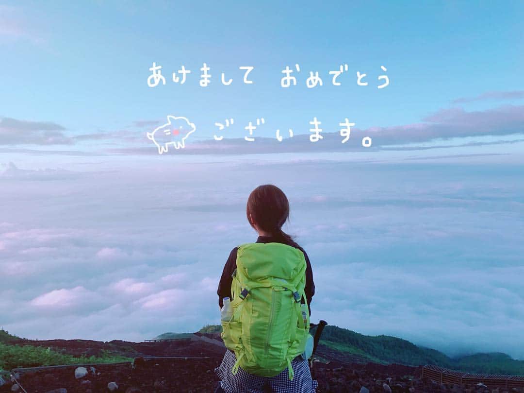 羽田優里奈さんのインスタグラム写真 - (羽田優里奈Instagram)「. . 新年 あけまして おめでとうございます🎍 皆さまがはっぴーに溢れる１年になりますように☺️✨ . . 縁起が良さそうなので、 富士山の山頂でご来光を見たときの お写真をお裾分け🗻☀️ . . なかなか過酷な道のりでしたが、 登りきったときの感動はひとしおでした😭 . 山頂で食べたカップヌードル(700円)が とても美味しゅうございました。🍜🍥 人生で一番美味しいラーメン。プライスレスです。 . 富士山のてっぺんにも神社があるので、 お参りして御朱印いただきました。⛩ . 下山途中には綺麗な雲海に挟まれて、 上を見ても下を見ても“雲”という絶景でした☁️ . . . 動けるうちに色んな景色を見てみたいなぁと思います。 今年もたくさんのものに出会って吸収して ステキな一年にするっ ‪\( ˙꒳˙ )/‬ 🐥🌱 . . , . . . . . #2019 #あけましておめでとうございます  #富士山 #富士山頂 #富士山登山 #吉田ルート  #一富士二鷹三茄子 #初夢 #日の出 #初日の出  #年女 #亥年 #空 #御来光 #雲海 #初詣  #山登り #登山 #浅間大社 #久須志神社 #神社仏閣巡り  #御朱印巡り #御朱印スタグラム #浅間大社奥宮 #カップヌードル #御朱印部 #アクティブ女子  #mtfuji #fuji #landscape」1月1日 12時04分 - hadayurina_