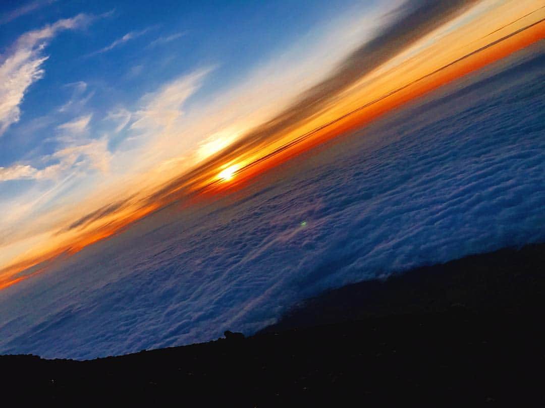 羽田優里奈さんのインスタグラム写真 - (羽田優里奈Instagram)「. . 新年 あけまして おめでとうございます🎍 皆さまがはっぴーに溢れる１年になりますように☺️✨ . . 縁起が良さそうなので、 富士山の山頂でご来光を見たときの お写真をお裾分け🗻☀️ . . なかなか過酷な道のりでしたが、 登りきったときの感動はひとしおでした😭 . 山頂で食べたカップヌードル(700円)が とても美味しゅうございました。🍜🍥 人生で一番美味しいラーメン。プライスレスです。 . 富士山のてっぺんにも神社があるので、 お参りして御朱印いただきました。⛩ . 下山途中には綺麗な雲海に挟まれて、 上を見ても下を見ても“雲”という絶景でした☁️ . . . 動けるうちに色んな景色を見てみたいなぁと思います。 今年もたくさんのものに出会って吸収して ステキな一年にするっ ‪\( ˙꒳˙ )/‬ 🐥🌱 . . , . . . . . #2019 #あけましておめでとうございます  #富士山 #富士山頂 #富士山登山 #吉田ルート  #一富士二鷹三茄子 #初夢 #日の出 #初日の出  #年女 #亥年 #空 #御来光 #雲海 #初詣  #山登り #登山 #浅間大社 #久須志神社 #神社仏閣巡り  #御朱印巡り #御朱印スタグラム #浅間大社奥宮 #カップヌードル #御朱印部 #アクティブ女子  #mtfuji #fuji #landscape」1月1日 12時04分 - hadayurina_