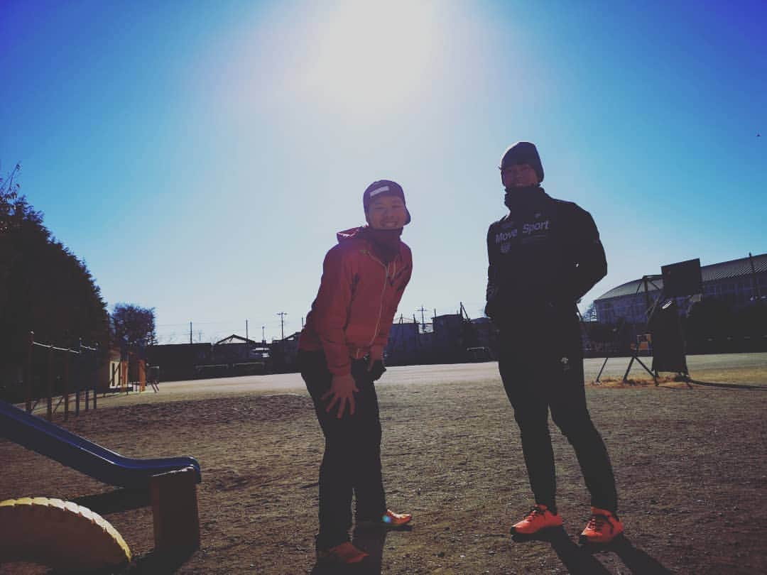 高梨雄平のインスタグラム：「あけましておめでとうございます！ 年初め恒例のランニングは弟と。  高梨は年越しの瞬間、ジャンプしてました。 そんな感じで飛躍の1年になればと思っております。 皆さんは何してましたかー？  それでは2019年も宜しくお願い致します！！ #逆光だよ#あえてね」