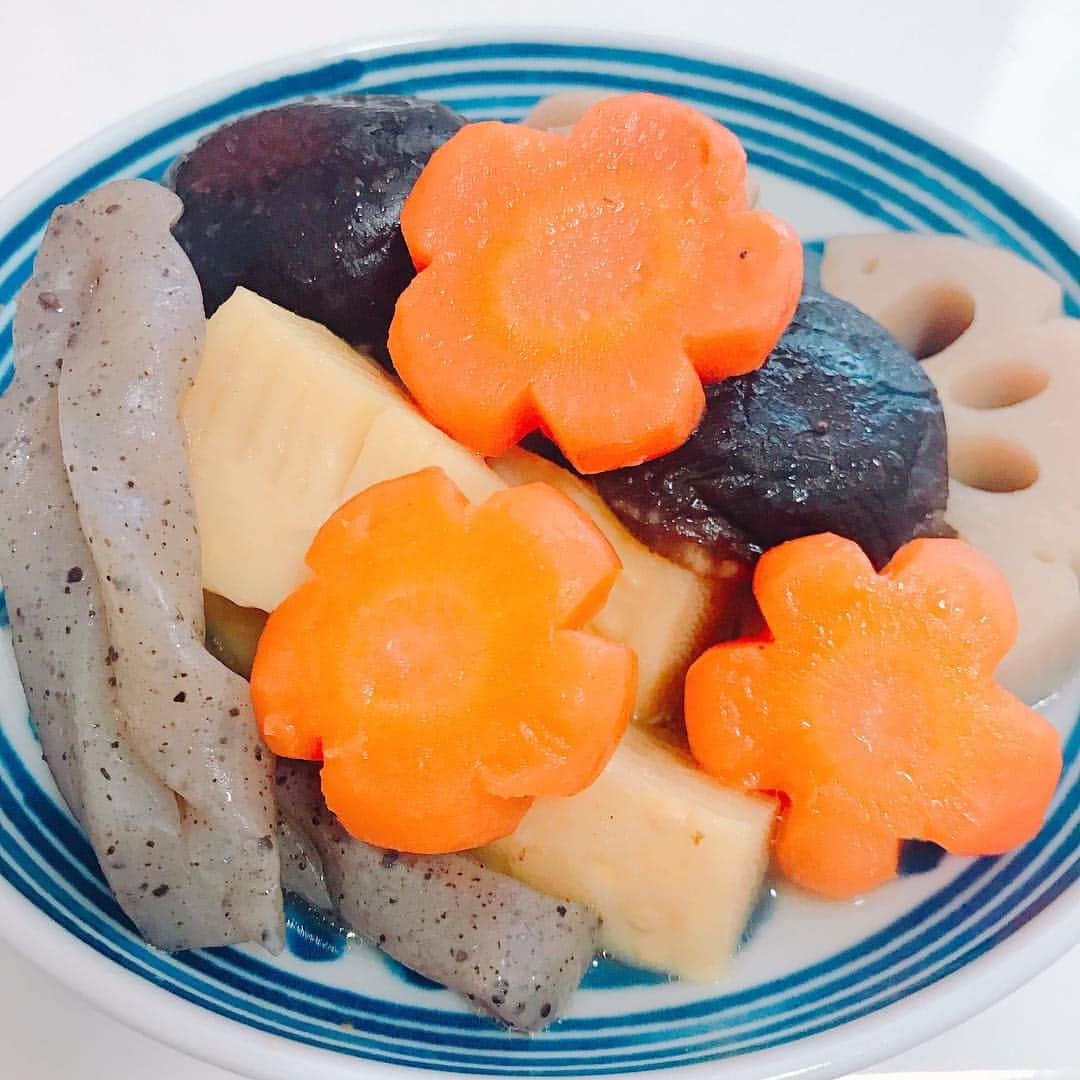 ねこてんのインスタグラム：「あけおめです。  初めて煮しめを作りました。 お花むずかった。味も薄かった。 煮しめの匂いが部屋に広がってお正月ぽい。良き。 良い一年になりますように。」