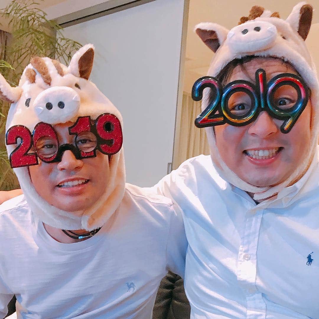 平井俊輔さんのインスタグラム写真 - (平井俊輔Instagram)「あけましておめでとうございます。 今年も騒ぎ始めさせて頂きました。 2019年。 騒がさせて頂きます。 皆様にとっても最高の一年になりますように。 今年もどりあんずをよろしくお願いします。」1月1日 3時57分 - bobuhirai0311