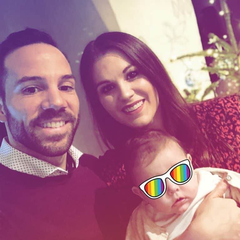ゴンサロ・カストロのインスタグラム：「Danke 2018👨‍👩‍👧❤️🙏🏼 Euch allen einen guten Rutsch..feiert schön und kommt gut ins neue Jahr😎😁🍀🎉」