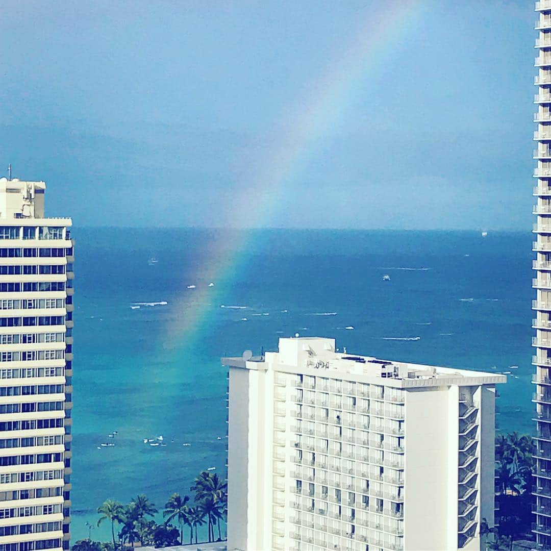 経沢香保子さんのインスタグラム写真 - (経沢香保子Instagram)「今朝は2回も虹をみれた！虹はスコールの後に現れる。最高の気分だな(^ ^) 先日の投稿と同じ景色に挑戦してみたよ！ #rainbow #beach」1月1日 4時05分 - kahokotsunezawa