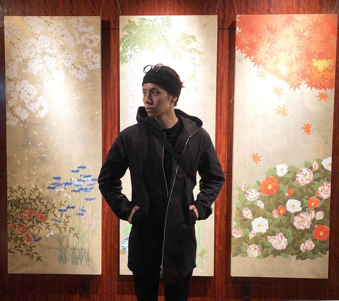 REO のインスタグラム：「新年あけましておめでとうございます🎍 僕にとって2018年は色んな事が変わりました。そんな変化にも楽しんで歩めている恵まれた環境にいることにも感謝です。 2019年もどうぞよろしくお願いします🐗🌅」
