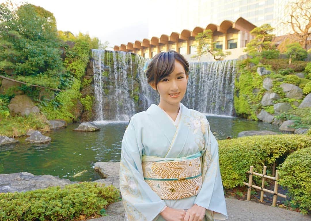 のインスタグラム：「Happy New Year ✨ . 明けましておめでとうございます🎍 2019年も、よろしくお願いします😉 . 年越しは、カウントダウン☺️ 外国人だらけのイベントで、海外からきてるこたちと行ったから、日本じゃないみたいでした🛩️ . 初詣の話から、日本人は神社仏閣にも行くしクリスマスもお祝いする人が多いという説明を👀 外国人の視点からの日本も面白かったです💓 . #着物 #訪問着 #新年 #年越し #カウントダウン #カウントダウンイベント #2019countdown #countdownlounge #2019 #happynewyear #麻里衣きもの」