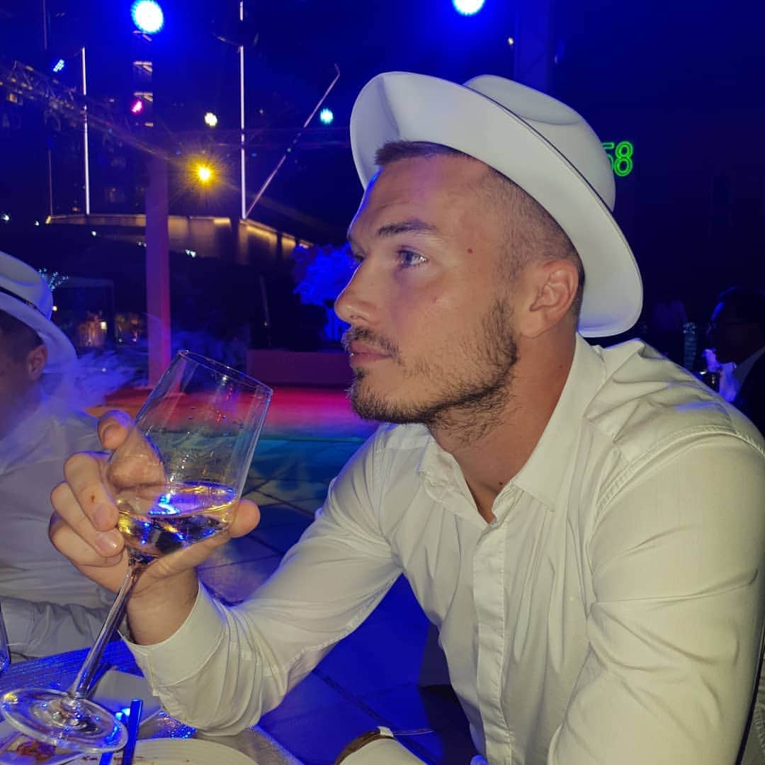 トニ・シュニッチのインスタグラム：「Happy New Year  Sretna Nova Godina  С Новым годом,!」