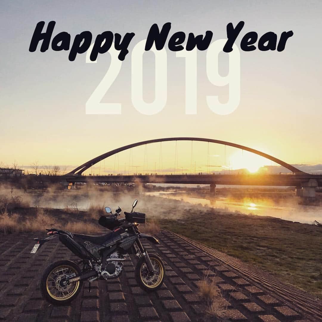 伊阪達也のインスタグラム：「#初日の出  #wr250x #yamaha #あけましておめでとうございます  #今年もよろしくお願いします  #寒かった」