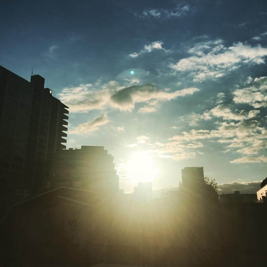 小泉里子さんのインスタグラム写真 - (小泉里子Instagram)「あけましておめでとうございます🌅 眠さに負け初日の出を見に行くことはできなかったけど(^^) 家から見えた太陽に今年の抱負をのべて。  2019年もどうぞよろしくお願いいたします。  #皆さんにとって幸多き年でありますように」1月1日 8時10分 - satokokoizum1