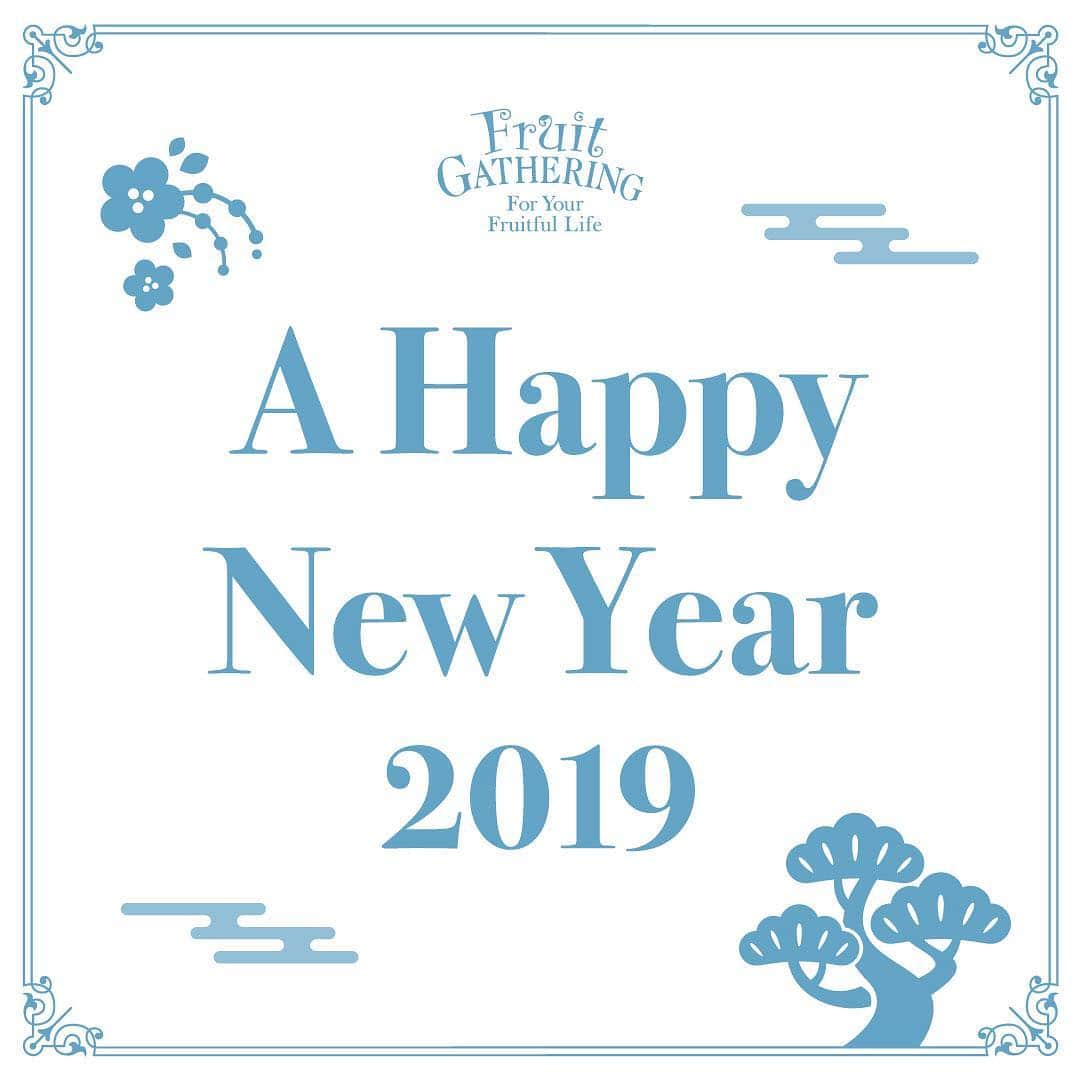 Fruit Gatheringさんのインスタグラム写真 - (Fruit GatheringInstagram)「【A Happy New Year 2019】 . あけましておめでとうございます . 旧年中は格別のお引き立てをいただき 誠にありがとうございました . FruitGATHERINGは本年も皆様により一層ご満足いただけるお店を目指してまいります . 今後とも変わらぬご愛顧を賜りますようお願い申し上げます . 平成三十一年　元旦 . ----------------------------------------⠀ ⠀ フルーツギャザリングは、「For Your Fruitful Life (より実りある生活)」をテーマに掲げているビューティーセレクトショップです。⠀ ⠀ 取り扱い店舗はプロフィール  @fruitgathering.jp  のリンクからブランドサイトにアクセスし、「BRAND LIST」→気になるブランドのロゴをクリックすると、取扱店舗をチェックできます！⠀ ⠀ ---------------------------------------- #フルーツギャザリング #fruitgathering #ビューティーセレクトショップ #fruitfullife #happynewyear #happynewyear2019 #明けましておめでとうございます #今年もよろしくお願いします #元旦 #福袋 #福袋2019 #コスメ福袋 #cosme #cosmetic #コスメ #コスメ好きさんと繋がりたい #リップ #今日のコスメ #コスメ好き #コスメ部 #コスメマニア」1月1日 9時00分 - fruitgathering.jp