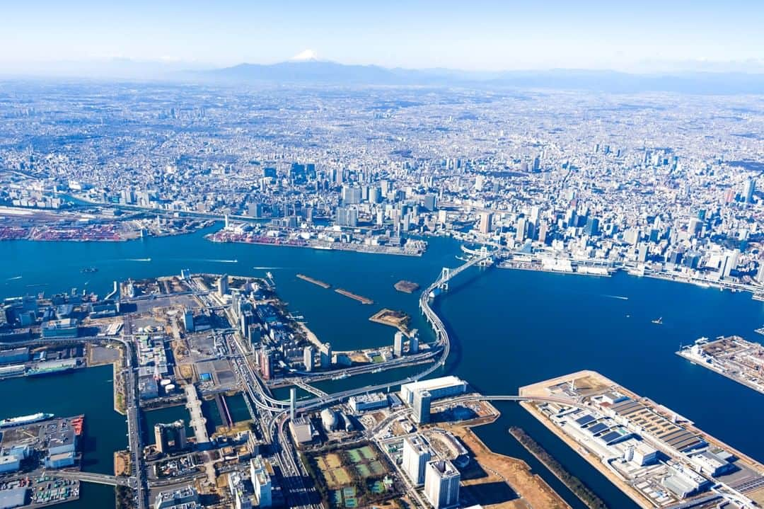 東京都庁広報課さんのインスタグラム写真 - (東京都庁広報課Instagram)「「東京の空から／Tokyo (2018.1.10撮影)」明けましておめでとうございます。本年も「東京都庁Instagram」をよろしくお願いいたします。 　#空撮 #東京港 #レインボーブリッジ #aerialphotography #富士山 #fuji #beautifuldestinations #tokyotrip #tokyotravel #passionpassport #tokyojapan #instatokyo #loves_nippon #phos_japan #bestjapanpics #cooljapan #japan_of_insta #discovertokyo #photo_jpn #東京観光 #東京旅行 #illgrammers #景色 #お出かけ #東京 #Tokyo #东京 #도쿄 #도쿄여행」1月1日 9時01分 - tocho_koho_official