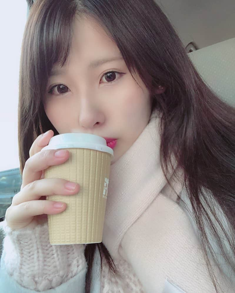 オジク のインスタグラム：「추울때 마시는 #카페라떼 는 맛있당😋☕️❄️ -」