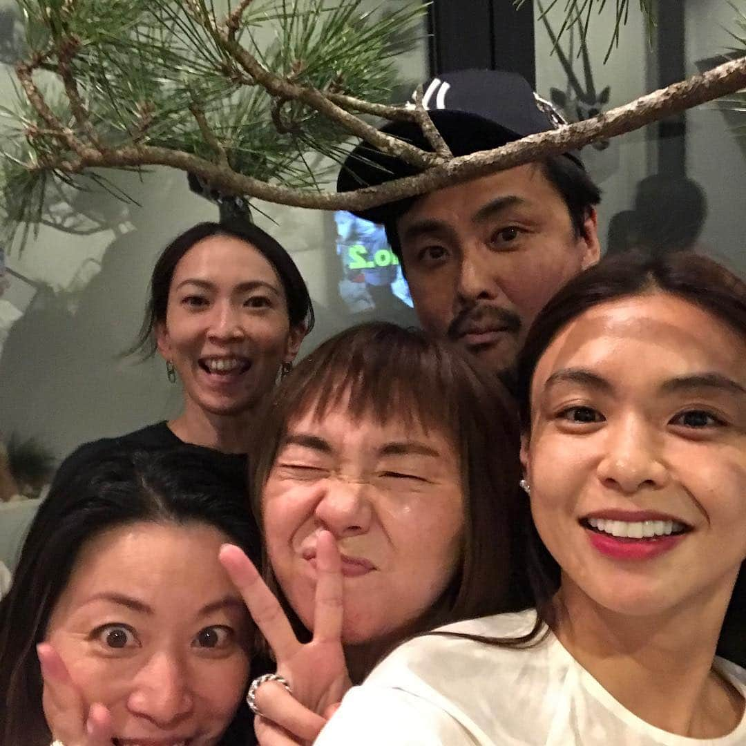 滝沢眞規子さんのインスタグラム写真 - (滝沢眞規子Instagram)「昨夜の大忘年会😂 一番の盛り上がりは @cozcozrin による子どもたちのお年玉ジャンケン😂 150円から一万円まで🤣  そりゃあ真剣勝負だね😂 泣く子も笑う子もこずおばちゃんにありがとうするんだよ😊 最後はみんなが帰ってから夜中にローストビーフを仕込むボロい顔の私🤣 2018年に感謝しつつ2019年もいい年になるように努力しなきゃ✨」1月1日 9時19分 - makikotakizawa