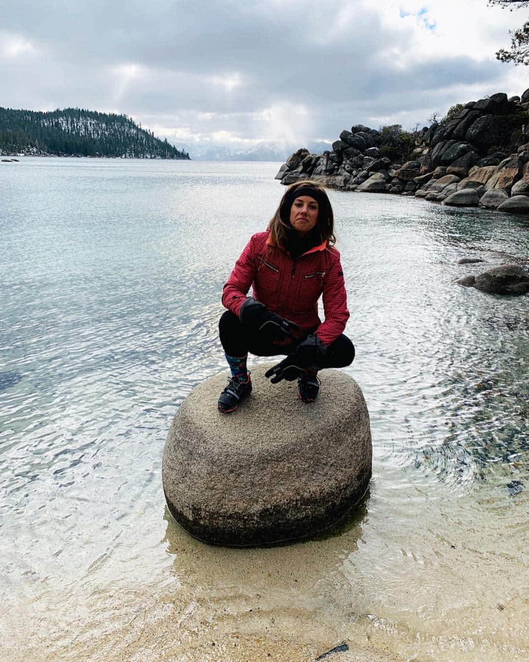 Janna Breslinさんのインスタグラム写真 - (Janna BreslinInstagram)「NYE hiking in 20 Fahrenheit ❄️😳 but so worth it! Couldn’t help but share the beauty here. Where is the most beautiful place you’ve been?? 🗻 Lake Tahoe is close to the top for me! - Also Happy New Year everyone! 🥳 Wanted to say thank you for your support and love always 🤗 I wish you all a healthy and happy new year! ——————— #tahoe #laketahoe #travel #travelblogger #instatravel #seetheworld #photography #travelgram #snow #happynewyear2019」1月1日 9時35分 - jannabreslin
