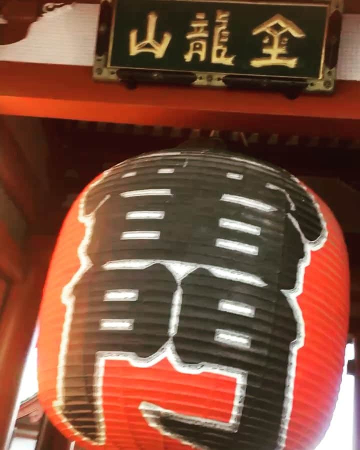 五十嵐麻朝のインスタグラム：「謹賀新年🎍  新年明けましておめでとうございます。 昨年の八月三十一日、私は十四年間の芸能活動を引退し新たなスタートを決断致しました。 本年は、会社を設立し、自分の可能性を信じやれる事をとことんやっていきます。 初めて社会に立つ未熟者ですが、変わらず応援して頂けたらと思います。 初詣は、浅草の浅草寺へ。 人生初めての大吉でした！ 謙虚に、意識、志しを高く人間力を高めれる年にします！ 皆様、本年も宜しくお願い致します！  平成三十一年元旦 五十嵐麻朝  #五十嵐麻朝 #MIP #新年 #初詣 #浅草 #浅草寺 #japan #tokyo」