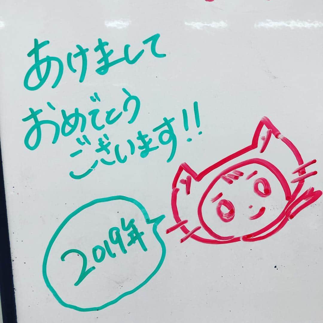 中村秀香のインスタグラム：「あけましておめでとうございます。 本年も、何卒宜しくお願い申し上げます。  ホワイトボードの書き換えは、澤口アナと一緒に！絵心がないと聞いていましたが、シノビー上手に書けました😊🌟」