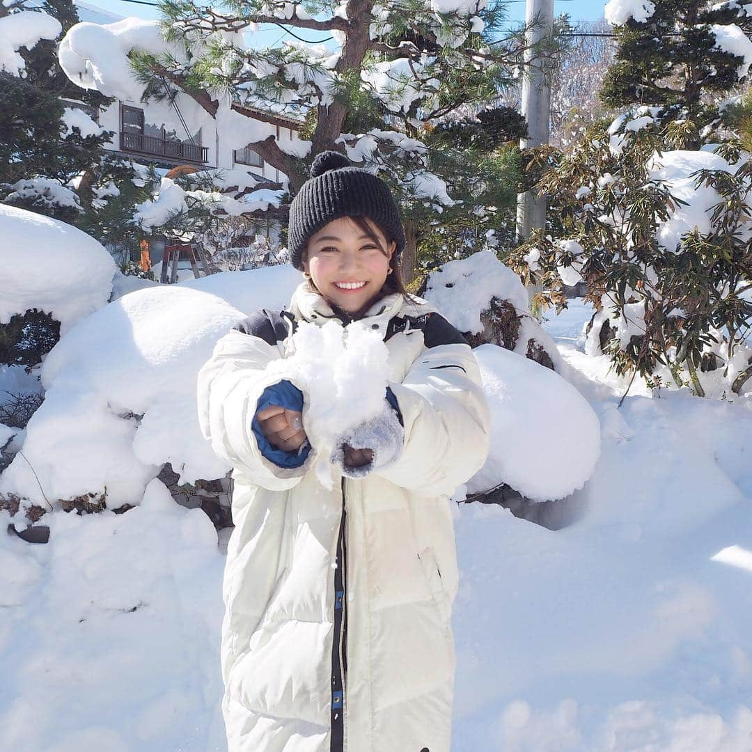 石井里奈さんのインスタグラム写真 - (石井里奈Instagram)「おはよん☀️ 明けましておめでとうございます⛩🌅 . 2019年始まりましたね🙈❣️ 群馬の雪景色に初日の出が綺麗に映えて、良い朝の始まり⛄️💓 なんだか今年もステキな一年になりそうな予感🙈✨💓 . たくさん昨日もメッセージありがとうございました☺️️💕✨ 2019年もどうぞよろしくお願いします❣️ . 皆さんにとってもより良い一年になりますように😌💕 . #happynewyear #2019 #元旦 #newyear #謹賀新年 #日の出 #sunrise #雪景色 #雪 #snow #white #田舎 #群馬 #gunma #mountain #山 #view #あけましておめでとうございます #happy #love #nature #田舎暮らし #自然 #natural #smile #japan #日本」1月1日 11時09分 - ri7tin1025