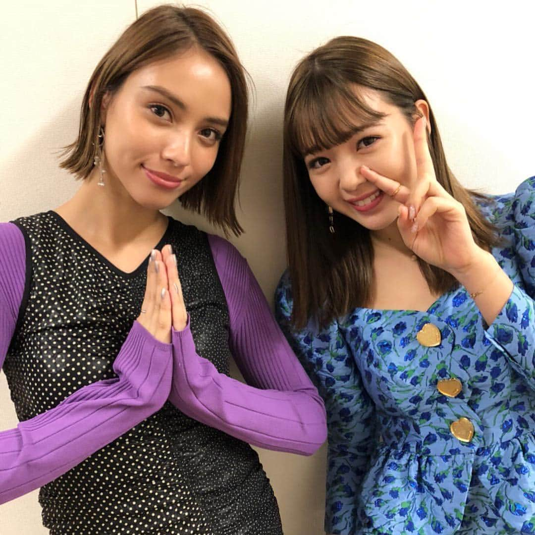 滝沢カレンさんのインスタグラム写真 - (滝沢カレンInstagram)「皆様😍🧡💖 明けまして、本当におめでとうございます🎉🙏🏼㊗️ なんだか昨日は一年を振り返り、本日から未来の意気込みと、忙しい2日間ですが、無事に2019年の幕を広げてよかったと思います😉🌍🧡💓💗💖💗💖 皆様はどんな「今」をお過ごしですか❓🎍 私は癒しで幸せです♨️💛💛💛 そして、昨日は「笑ってはいけない」にも出場させて頂いていましたが、私を見た方はいるんですか❓🧐🧐🧐 ご報告はしてはいけなかったので、今になり申し訳ないですが、見てくださった方はありがとうございます😊❣️ そんな今日からはまたご報告ばかりの私になりそうです😓🤫💖 ですが、今年はゆっくり目標を決めながら、私の足がゆく方向に足を降ろして行きたいです👣😊💗🙏🏼🙏🏼 本日は❣️ フジテレビさんにて「なるほど ザ・ワールド2019」に出場しております😘🤤❤️💖💗❣️❣️🎁 私もびっくりな番組だったのですが... 居間にいながら冒険したい方がいるのなら、その人にピッタリと言っても、大袈裟じゃないと思います💓⭐️ 私はフジテレビにいながら世界を飛び回ったとついつい言ってしまいそうでしたが、もちろん言ってません😅🍞💛🧡💛 そんな摩訶不思議な番組が見られるのは、本日だけですので、絶対テレビの前にお近付き下さい😆❤️❤️❤️よろしくお願い致します💓👣 モデルチームで、可愛い可愛いニコルちゃんと仲間をやらせて頂きました👋🏻👸🏻🧡🧡🧡 私たちの勘が何かを切ることができるんじゃないかというほど、鋭く冴えていて、スッキリ具合は私たちが一番だと思います🙏🏼😘💓💓💓 そして続きまして、明日1月2日は朝の9:50〜フジテレビさんにて「有吉くんの正直さんぽ」のお正月のやつにまたまたとある地域を歩かせていただきました🙏🏼❤️💗💓💓💓 絶対見てください😆🧡 おもしろい人たちとの旅で、絶対朝から楽しいと思います😉👊🏻💛 冒険系の番組が二本立てですが、間違わないでください、この二本は別日です😱😨😰 今日二本見ようということは出来ないのでお許しください😅🙏🏼❣️❣️ では、どちらも見てください😄👍🏻 さよなら💋  #ついに来たか #待っていたと言わせるように #堂々とした2019が #よく来たなと私たちを #カーテンの中に誘うんだ #そこには逃げも隠れもできない #新たなる歴史が始まる #私たちはそっとその時代を受け入れる #まるでカレンダーをめくるように」1月1日 11時18分 - takizawakarenofficial