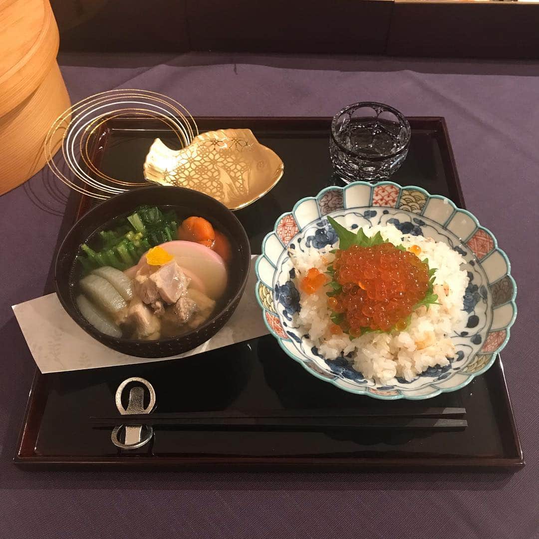 小泉里子さんのインスタグラム写真 - (小泉里子Instagram)「ゴロゴロまったり後の夜ご飯は、お餅なしのお雑煮に小えびといくらのご飯。 あ〜お正月のテーブルコーディネートが楽しい。 おめでたい食器はいいね〜。 #祝い皿 #里子飯」1月1日 20時51分 - satokokoizum1