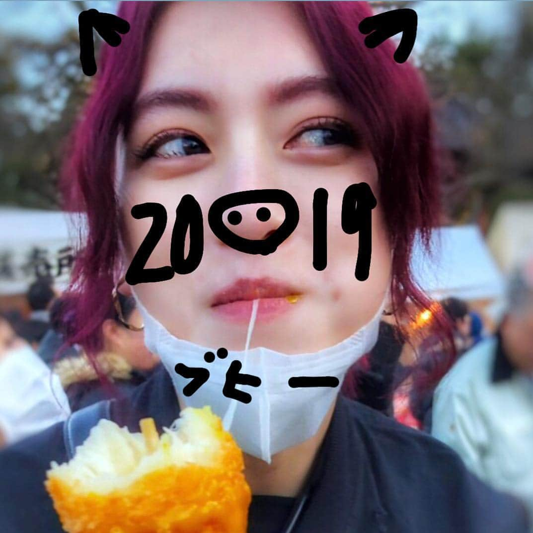 三吉彩花さんのインスタグラム写真 - (三吉彩花Instagram)「明けましておめでとうございます☺︎ 今年は皆様にお知らせ出来ることが 沢山あると思います。  女優、モデルとしてもそうですが  20代は人として沢山のことを経験し、  時に失敗もして強い人間になれるよう  精進して参ります！  いつも応援してくださる皆様  本当に、本当にありがとうございます！  さあ来い、2019🐗  #2019 #ドアップですみません #口にマスタードついててすみません」1月1日 20時52分 - miyoshi.aa