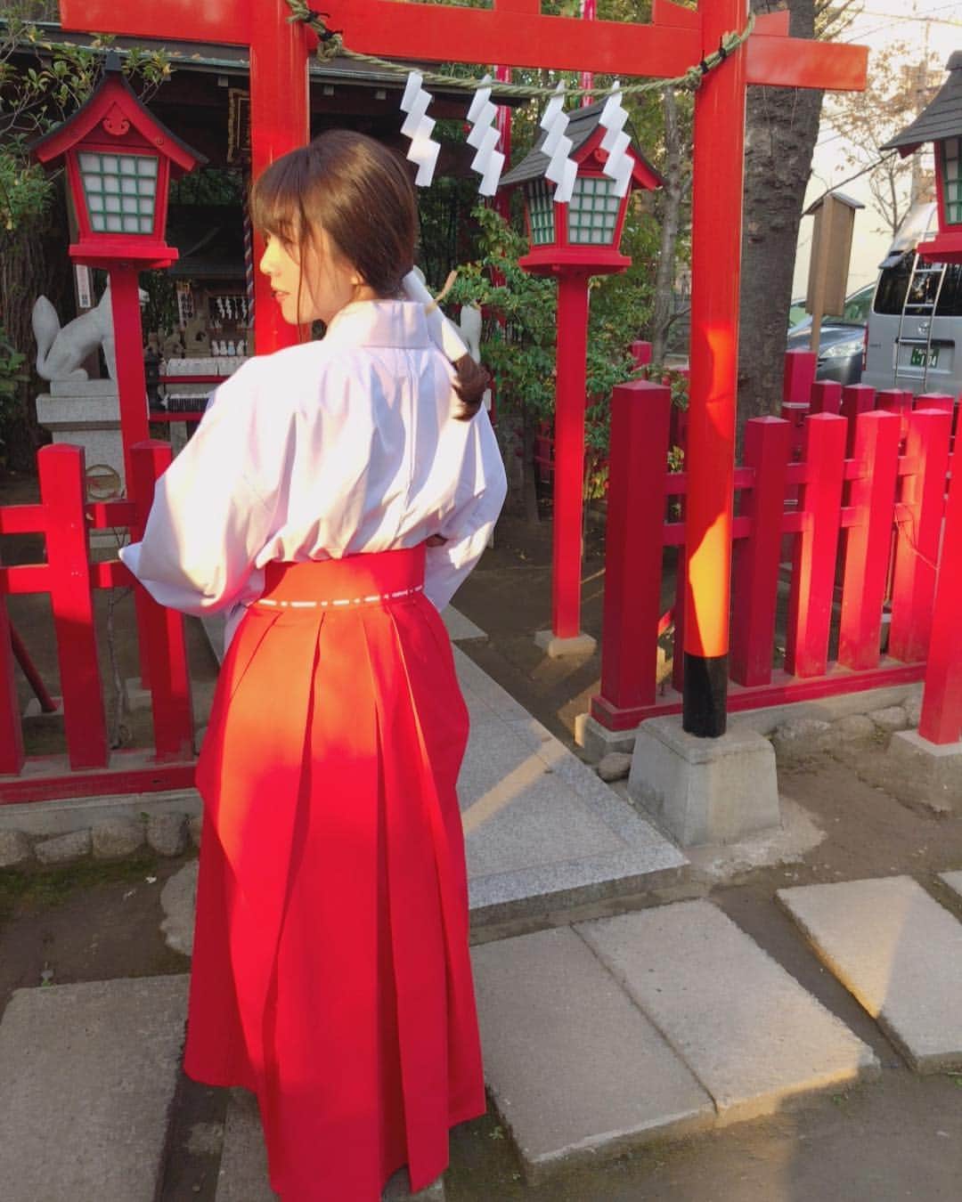 のインスタグラム：「いつかの撮影で着たリアル巫女さんの衣装🎍 皆さんはどんなお正月をお過ごしですか？☺︎ 私は田舎でまったりしています😘 家族と美味しいご飯を食べたり久々に会う友達とお話したり、何気ないことが特別に感じる。 大人になって田舎があるっていいなぁと 思えるようになったよ♥︎︎ エネルギーチャージして また東京で頑張るゾー💪💕 #2019 #巫女 #japan #happynewyear」