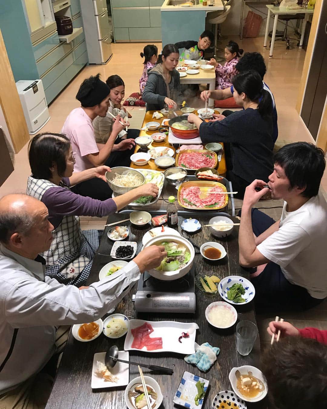 高橋みゆきのインスタグラム：「高橋家❣️山形へ全員集合😃 沖縄🌺東京🗼茨城から皆んな揃いました👏 #元旦 #沖縄 #東京 #茨城 #兄弟皆んなそろた #高橋家 #兄 #弟2人 #子供 #姫3人 #僕2人 #犬3🐕 #寒いよ #雪☃️ #就寝早 #起床早」