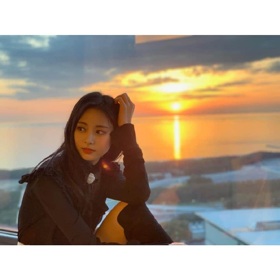 TWICEさんのインスタグラム写真 - (TWICEInstagram)「메이크업 쌤이 잠깐 사진작가님으로 변해서 촬영 해주셨습니다😆예쁜 사진 찍어주셔서 감사합니다💗 그리고 2019년 반가워요~ 모두 새해 복 많이 받으세요! 我的化妝師暫時變成了攝影師幫我拍美照😆感謝你💗 還有2019新的一年～祝大家新年快樂！ #2019/1/1 #HAPPYNEWYEAR」1月1日 21時51分 - twicetagram