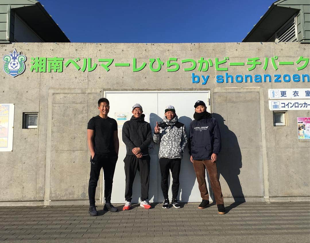 庄司憲右のインスタグラム：「新年あけましておめでとうございます㊗️🎍🗻🌅 昨年は沢山の方々にお世話になりまして、ありがとうございました🙇‍♂️ おかげさまで良き新年を迎えることができました！ 2019年猪突猛進で頑張りたいと思います🐗🐗よろしくお願いします💪 元旦もビーチバレーボールでスタート🏐 1年間の無病息災を願い海にも入ってきました🌊  #beachvolleyball  #ビーチバレーボール #お正月 #11時11分11秒プレイボール🏐 #初打ち #初海 #ハワイじゃないよ🌺 #日本だよ🇯🇵 #湘南ベルマーレ  #愛媛県競技力向上対策本部 #寿製菓  #堀田石油  #nike  #glicopowerproduction」