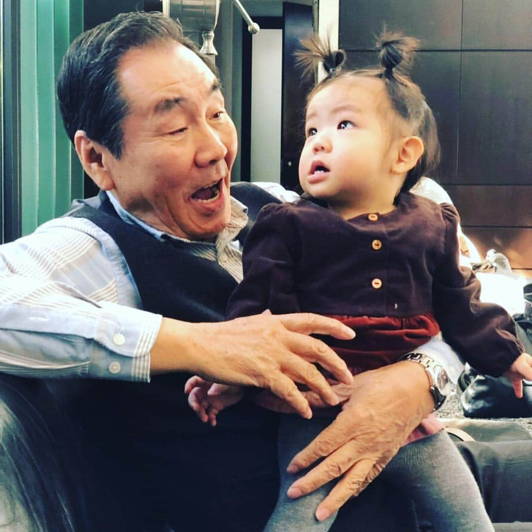 滝沢眞規子さんのインスタグラム写真 - (滝沢眞規子Instagram)「追伸 兄はワンコも連れてきたのでうーちゃんも楽しいお正月でした🐶🐶 夜はたこ焼きパーティーに鯛茶漬けパーティー🥂 じいじは孫に泣かれまくって…チーン💀😑 そんな滝沢家の2019元日でした⛩😂」1月1日 22時14分 - makikotakizawa